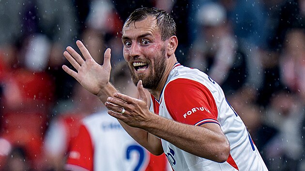 Tomáš Chorý ze Slavie reaguje v zápase s Plzní.