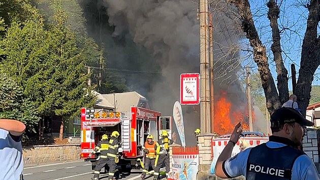 V obci Lutonina na Zlínsku hořel autobus. (29. září 2026)