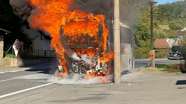 V obci Lutonina na Zlínsku hořel autobus. (29. září 2026)