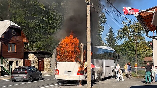 V obci Lutonina na Zlínsku hořel autobus. (29. září 2026)