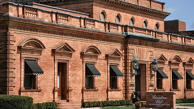 Z hlavní budovy palírny Hiram Walker and Sons, která whisky Canadian Club produkuje, vyzařuje majestátnost.