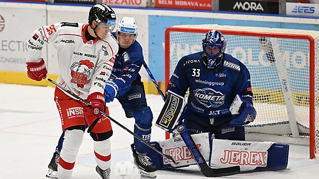 Jakub Kos v dresu Olomouce před bránou Komety.