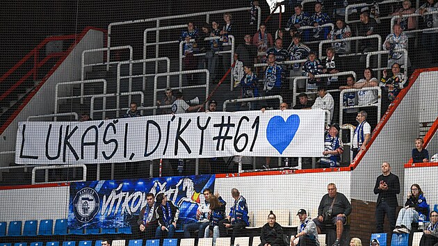 Fanoušci Vítkovic děkují svému bývalému hráči Klimkovi.