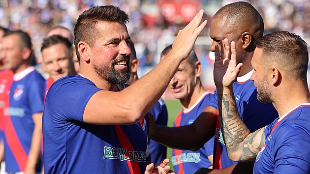 Milan Baroš se zdraví se spoluhráči.