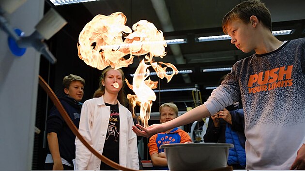 Noc vědy přibližuje svět vědy návštěvníkům všech věkových kategorií. Program nabízí experimenty, ukázky i možnost vyzkoušet si řadu vědeckých principů na vlastní kůži. (24. září 2026)
