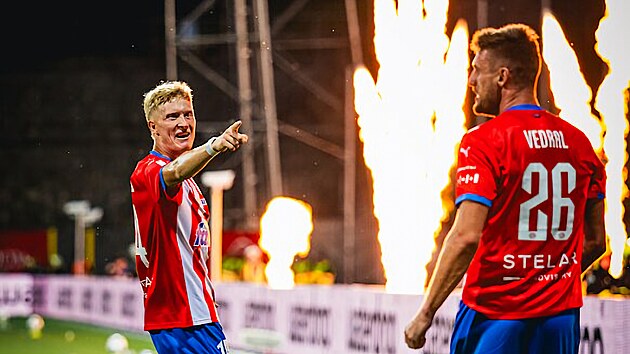 Filip Vedral (číslo 26) oslavuje asistenci na gól Tadeáše Vachouška v zápase Zbrojovky Brno se Spartou Praha. (25. července 2026)