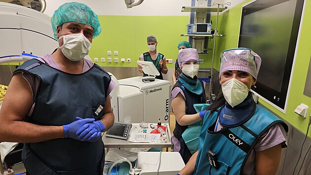 Přístroj Cone Beam CT (CBCT) vytvoří v reálném čase trojrozměrný obraz plic. Lékař díky němu vidí, kam s nástrojem míří.