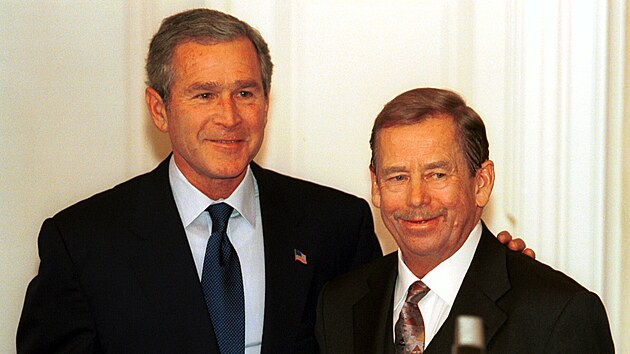 Americký prezident George W. Bush a prezident Václav Havel na Pražském hradě. Summit NATO. (2002)