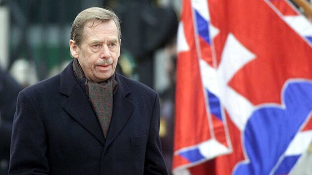 Prezident České republiky Václav Havel při poslední oficiální návštěvě v Bratislavě na Slovensku. V pozadí slovenská státní vlajka. (2003)
