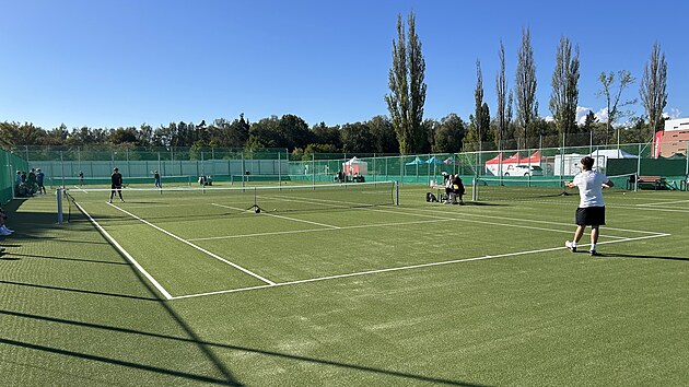 Tenisty v areálu potěší zbrusu nové kurty s umělým povrchem. (září 2026)
