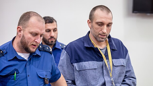 Tomáš Čermák (vpravo) u soudu v Liberci (24. září 2026)