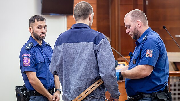 Tomáš Čermák (uprostřed) u soudu v Liberci (24. září 2026)