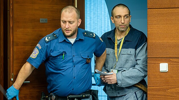 Tomáš Čermák (vpravo) u soudu v Liberci (24. září 2026)