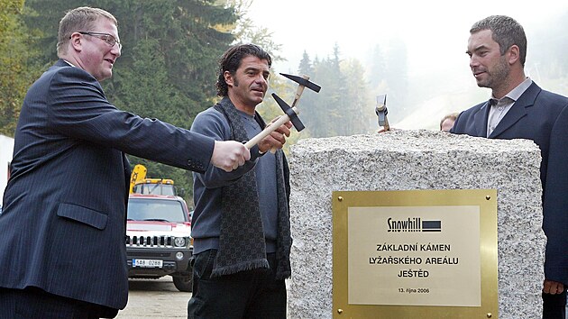 Alberto Tomba navštívil Liberec přesně před dvaceti lety. Vlevo na snímku tehdejší primátor Jiří Kittner. (13. října 2006)