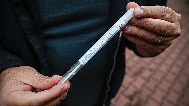 Kriminalist&eacute; odeb&iacute;raj&iacute; vzorek pomoc&iacute; dent&aacute;ln&iacute;ch tyčinek. (25. z&aacute;ř&iacute; 2026)