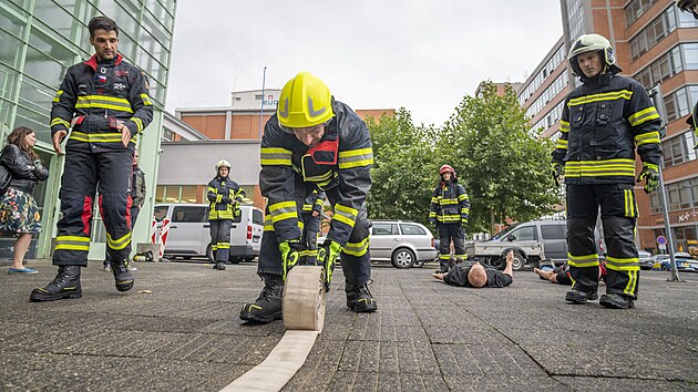 Trénink hasičů a pracovníků firmy Holík International na Baťově mrakodrapu ve Zlíně na finále Zlínské ligy železných hasičů. (září 2026)
