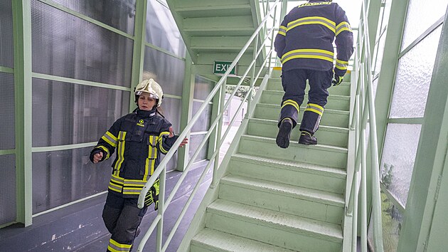 Trénink hasičů a pracovníků firmy Holík International na Baťově mrakodrapu ve Zlíně na finále Zlínské ligy železných hasičů. (září 2026)