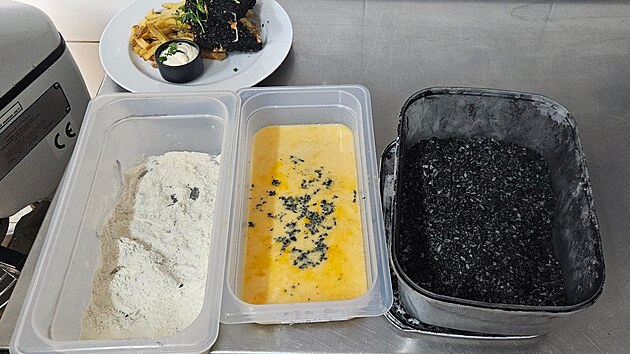 Hit restaurace PZKO ve Stonavě na Karvinsku: sýr Gouda obalený v panko (chlebové) strouhance s tajným přírodním zabarvením, dále hranolky smažené na hovězím loji a domácí tatarská omáčka. (23. září 2026)