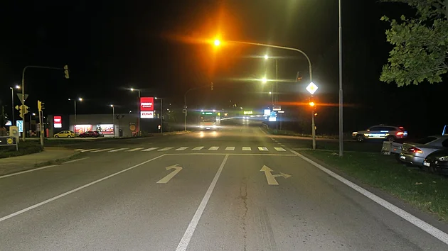Cizinec při driftování srazil v Týně nad Vltavou muže na přechodu.