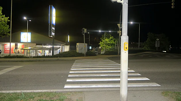 Cizinec při driftování srazil v Týně nad Vltavou muže na přechodu.