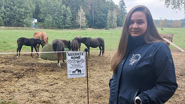 Chovatelky z Písecka přišly v krátké době o dvě kobyly. Uhynuly poté, co je někdo zřejmě nakrmil nevhodnou stravou. Na snímku je Sára Padrtková.