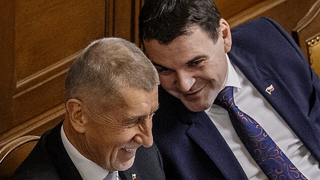 Premiér a předseda ANO Andrej Babiš s šéfem Motoristů sobě, ministrem zahraničí Petrem Macinkou na mimořádné schůzi Sněmovny před hlasováním o nedůvěře vládě. (29. září 2026)