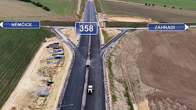 Zbudované nájezdy a sjezdy na silnici II/358 mezi Němčicemi a Litomyšlí. Křižovatka však bude sloužit jen vozidlům zimní údržby.