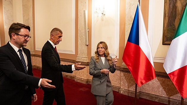 Předseda vlády Andrej Babiš (ANO) přivítal italskou premiérku Giorgiu Meloniovou ve Strakově akademii. (29. října 2026)