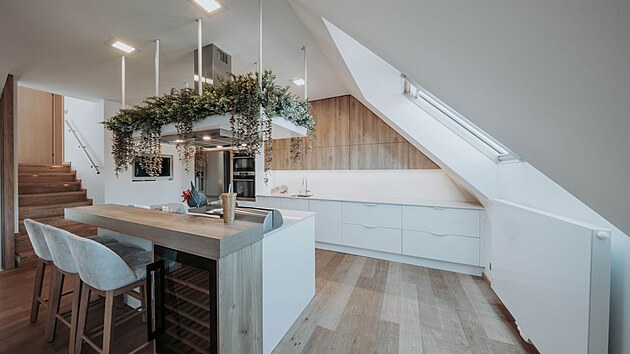 Krainová zdůrazňuje, že dobrý interiér podle ní nemá kopírovat katalog ani slepě následovat trendy. „Domov nemá vypadat jako katalog architekta. Má vypadat jako vy,“ říká.