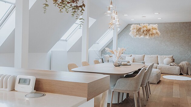 Krainová zdůrazňuje, že dobrý interiér podle ní nemá kopírovat katalog ani slepě následovat trendy. „Domov nemá vypadat jako katalog architekta. Má vypadat jako vy,“ říká.