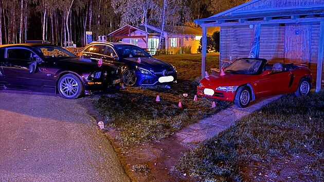 Řidič černého Mustangu při soutěži o nejhlasitější auto nečekaně najel do přihlížejícího davu lidí. (26. září 2026)