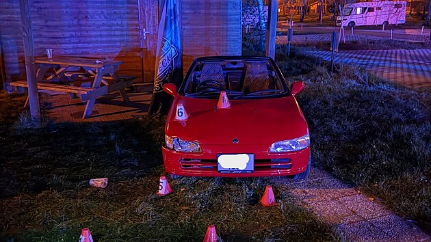 Řidič černého Mustangu při soutěži o nejhlasitější auto nečekaně najel do přihlížejícího davu lidí. (26. září 2026)