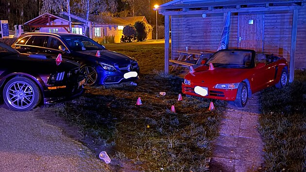 Řidič černého Mustangu při soutěži o nejhlasitější auto nečekaně najel do přihlížejícího davu lidí. (26. září 2026)
