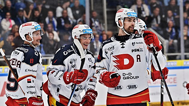 Zprava Peter Čerešňák, Ondřej Mikliš a Roman Červenka slaví gól Pardubic v utkání proti Kometě Brno.