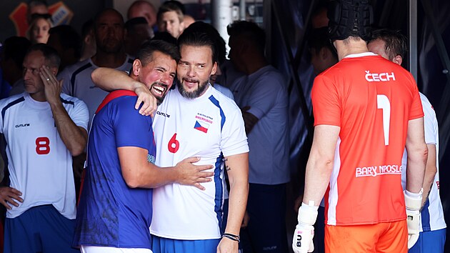 Milan Baroš v objetí s Markem Jankulovským.