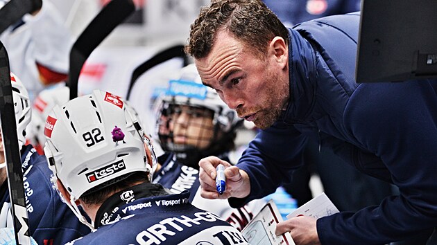 Pardubický trenér Filip Pešán během zápasu proti Kometě Brno.