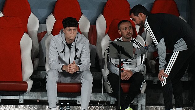 Ladislav Krejč&iacute; (vlevo) na lavičce n&aacute;rodn&iacute;ho t&yacute;mu před utk&aacute;n&iacute;m s Chorvatskem v Lize n&aacute;rodů.