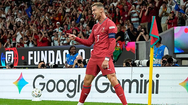 Cristiano Ronaldo slaví v 59. minutě gól proti Walesu, který však VAR následně odvolal kvůli ofsajdu.