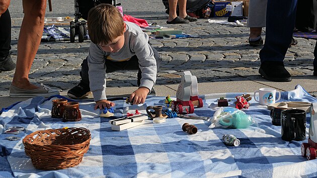 Věci, kter&eacute; by možn&aacute; skončily v odpadu. D&iacute;ky bazaru na n&aacute;měst&iacute; si je v&scaron;ak rozebrali z&aacute;jemci, a zbytek zam&iacute;řil do re-use centra.