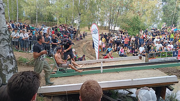 Odvážní „kosmonauti“ se nechají z rampy a židle vystřelit do obří kaluže plné bahna. Během bleskového letu mají zachytit visící štangli salámu. (20. září 2026)