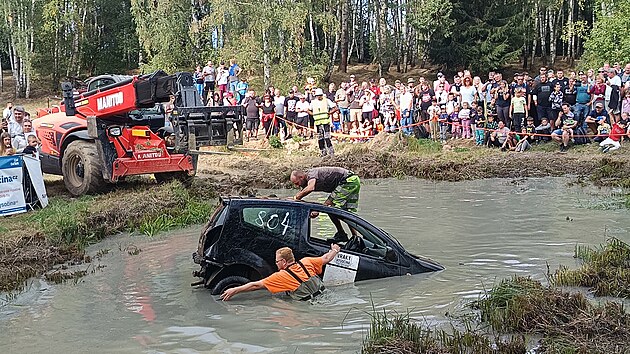 Jožin z Bažin byl původně doprovodný program Pístovských mokřadů. Stal se z něho ale fenomén. Při tom nejde o nic jiného, než skoky autovraků do velké bahnité louže. O víkendu ztřeštěná soutěž pobavila stovky lidí a dostala se i do České knihy rekordů. (20. září 2026)