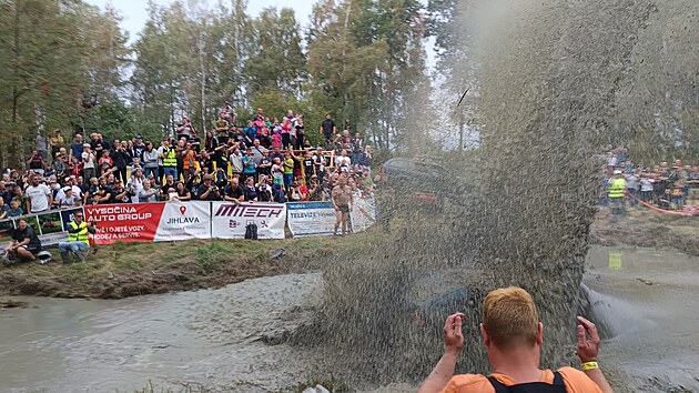 Jožin z Bažin byl původně doprovodný program Pístovských mokřadů. Stal se z něho ale fenomén. Při tom nejde o nic jiného, než skoky autovraků do velké bahnité louže. O víkendu ztřeštěná soutěž pobavila stovky lidí a dostala se i do České knihy rekordů. (20. září 2026)