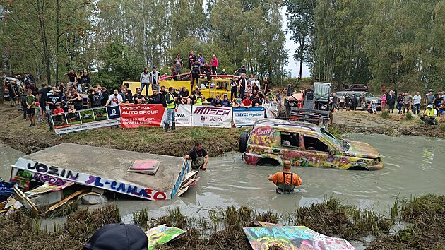Jožin z Bažin byl původně doprovodný program Pístovských mokřadů. Stal se z něho ale fenomén. Při tom nejde o nic jiného, než skoky autovraků do velké bahnité louže. O víkendu ztřeštěná soutěž pobavila stovky lidí a dostala se i do České knihy rekordů. Do bažiny skočilo i auto s karavanem. (20. září 2026)