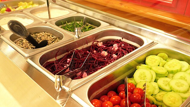 Okurkov&yacute; sal&aacute;t, zeln&yacute; či řepov&yacute; se s&yacute;rem. Tak&eacute; jednotliv&aacute; zelenina, jogurtov&eacute; dipy, microgreens a sem&iacute;nka. Tak v &uacute;ter&yacute; vypadal sal&aacute;tov&yacute; bar ve žď&aacute;rsk&eacute; Z&Scaron; Palachova. (22. z&aacute;ř&iacute; 2026)