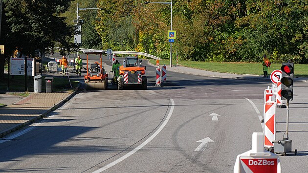 Dosud se rekonstrukce Brněnsk&eacute; ulice, kter&aacute; je hlavn&iacute;m tahem z Nov&eacute;ho Města na Boskovice, pojila jen s č&aacute;stečn&yacute;mi uzav&iacute;rkami.