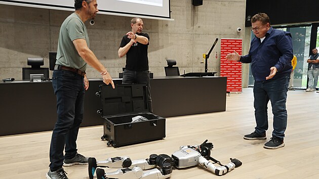 Představení dvojice humanoidních robotů na půdě vysoké školy polytechnické v Jihlavě. (18. září 2026)