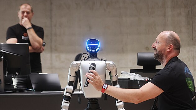 Představení dvojice humanoidních robotů na půdě vysoké školy polytechnické v Jihlavě. (18. září 2026)