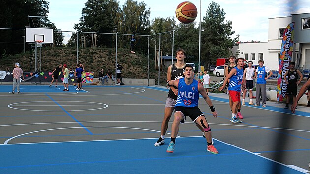 Hři&scaron;tě je určeno hlavně pro streetball (na sn&iacute;mku), lajnovan&iacute; je ale vhodn&eacute; i pro volejbal či nohejbal. (17. z&aacute;ř&iacute; 2026)