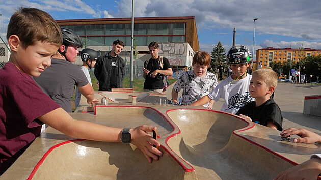 Novinkou je deska pro fingerboarding, nepř&iacute;li&scaron; zn&aacute;m&yacute; sport, kde je miniaturn&iacute; skateboard ovl&aacute;d&aacute;n prsty rukou. (17. z&aacute;ř&iacute; 2026)