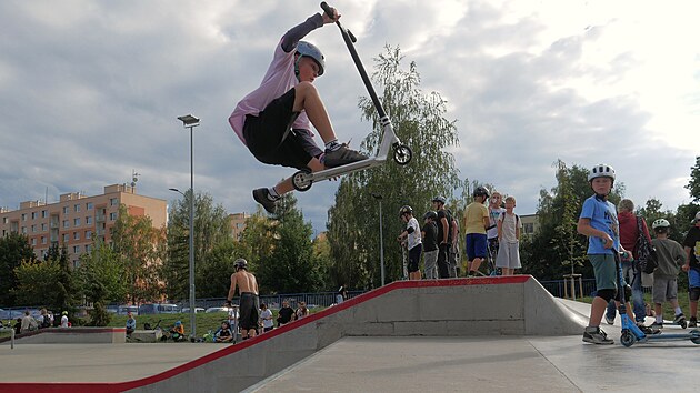 Skatepark se dočkal roz&scaron;&iacute;řen&iacute;. Are&aacute;l si teď už&iacute;vaj&iacute; jezdci na skejtech, kolech i koloběžk&aacute;ch. (17. z&aacute;ř&iacute; 2026)
